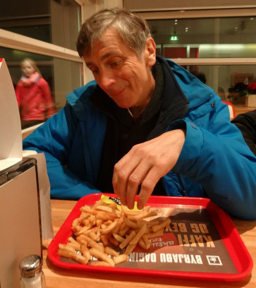 Jonathan eats chips from a red tray in Aktu Taktu in Iceland