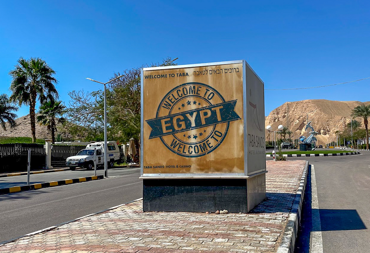 Welcome to Egypt sign, written on a gold background, Taba border