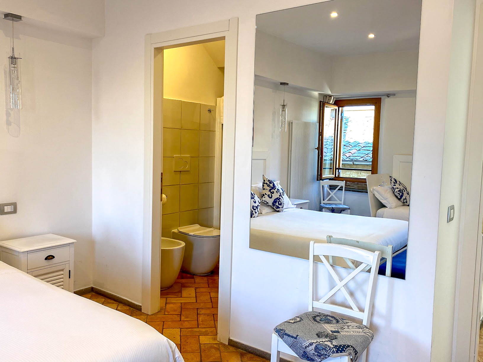 white walls in the bedroom and bathroom in Atlantis Inn B&B, Castel Gandolfo, Italy